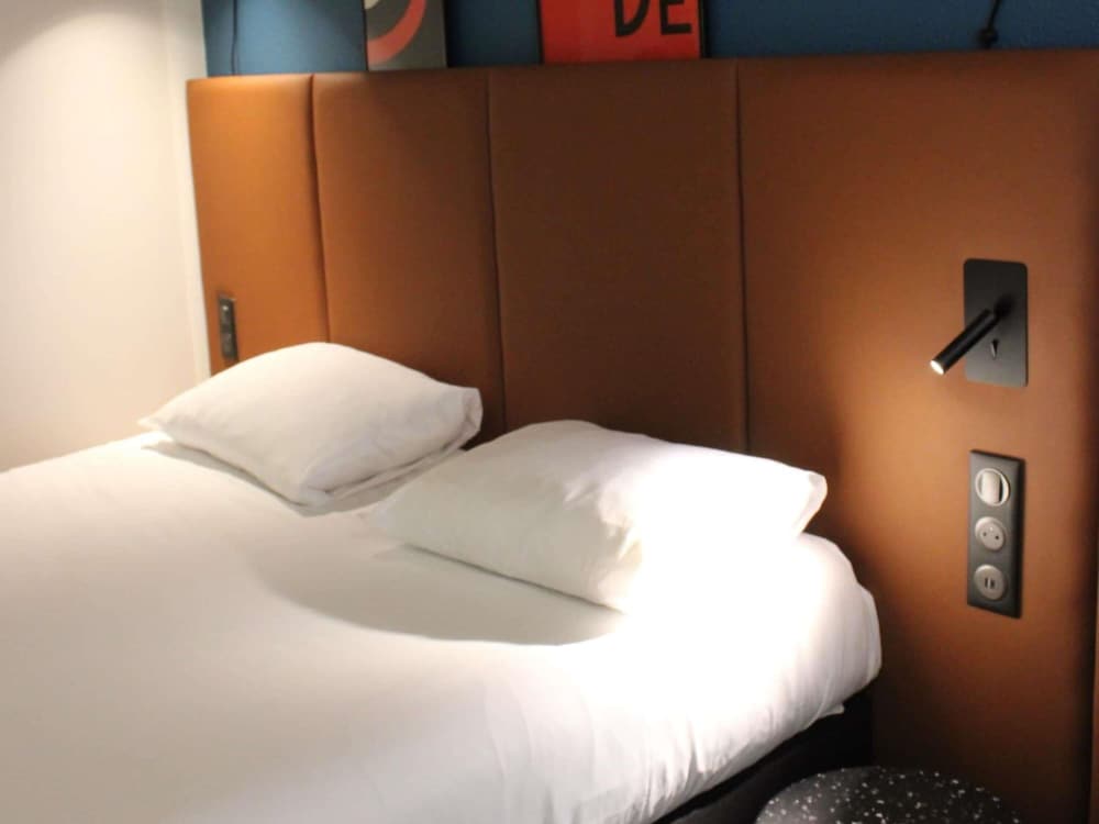 Habitación estándar con 1 cama doble y vistas al puerto del hotel Ibis Bayeux Port En Bessin. Foto 8