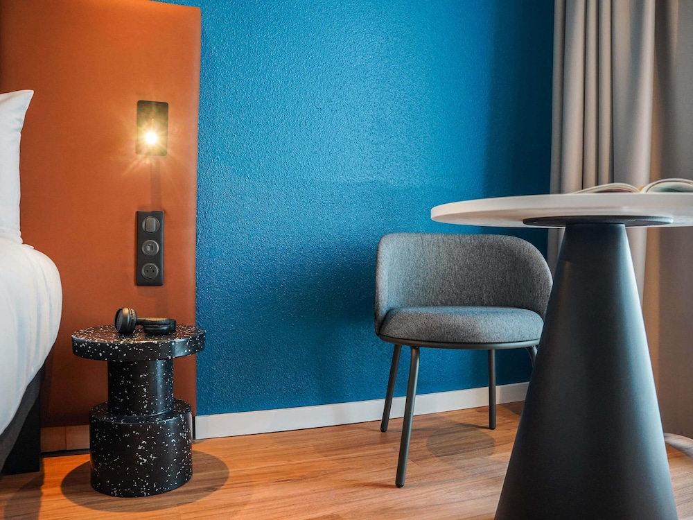 Habitación estándar con 1 cama doble y vistas al puerto del hotel Ibis Bayeux Port En Bessin. Foto 9