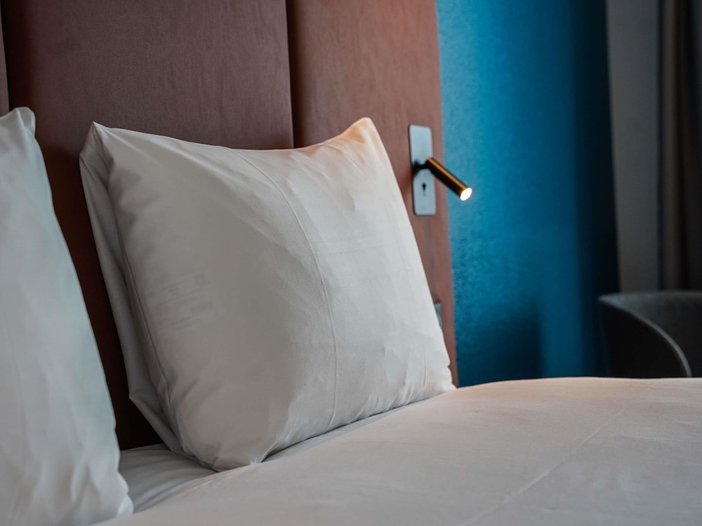 Habitación estándar con 1 cama doble y vistas al puerto del hotel Ibis Bayeux Port En Bessin. Foto 10