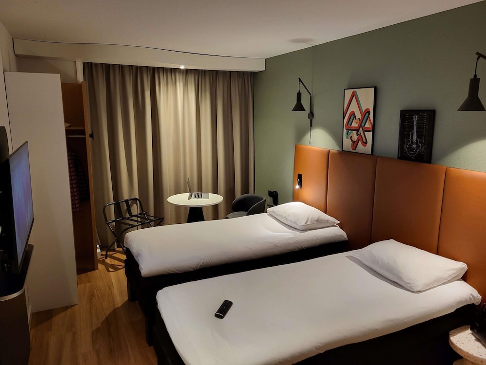 Habitación estándar con camas individuales del hotel Ibis Bayeux Port En Bessin. Foto 1