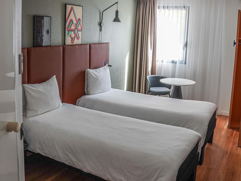 Habitación estándar con camas individuales del hotel Ibis Bayeux Port En Bessin. Foto 7