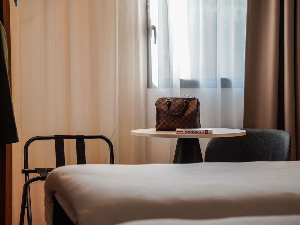 Habitación estándar con camas individuales del hotel Ibis Bayeux Port En Bessin. Foto 8