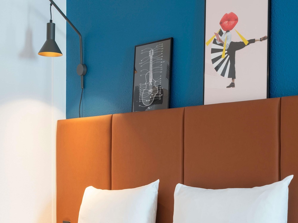 Habitación con 1 cama doble y 1 sofá - cama individual del hotel Ibis Bayeux Port En Bessin