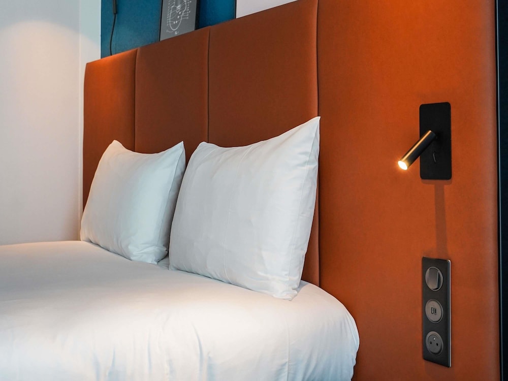 Habitación con 1 cama doble y 1 sofá - cama individual del hotel Ibis Bayeux Port En Bessin. Foto 7