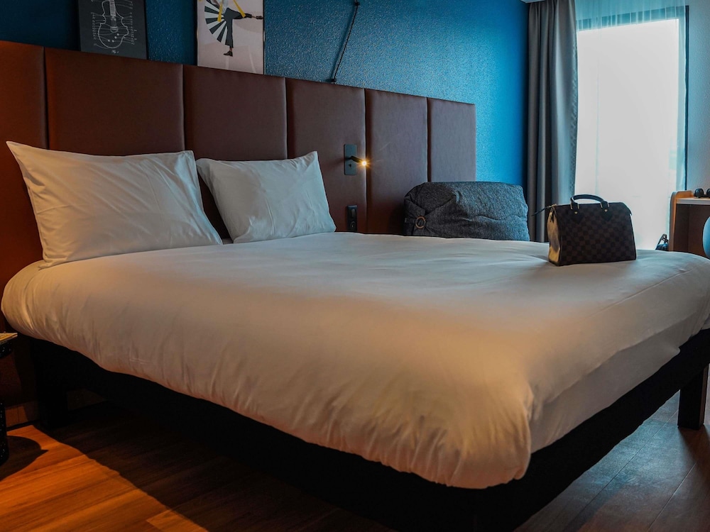 Habitación con 1 cama doble y 1 sofá - cama individual del hotel Ibis Bayeux Port En Bessin. Foto 8