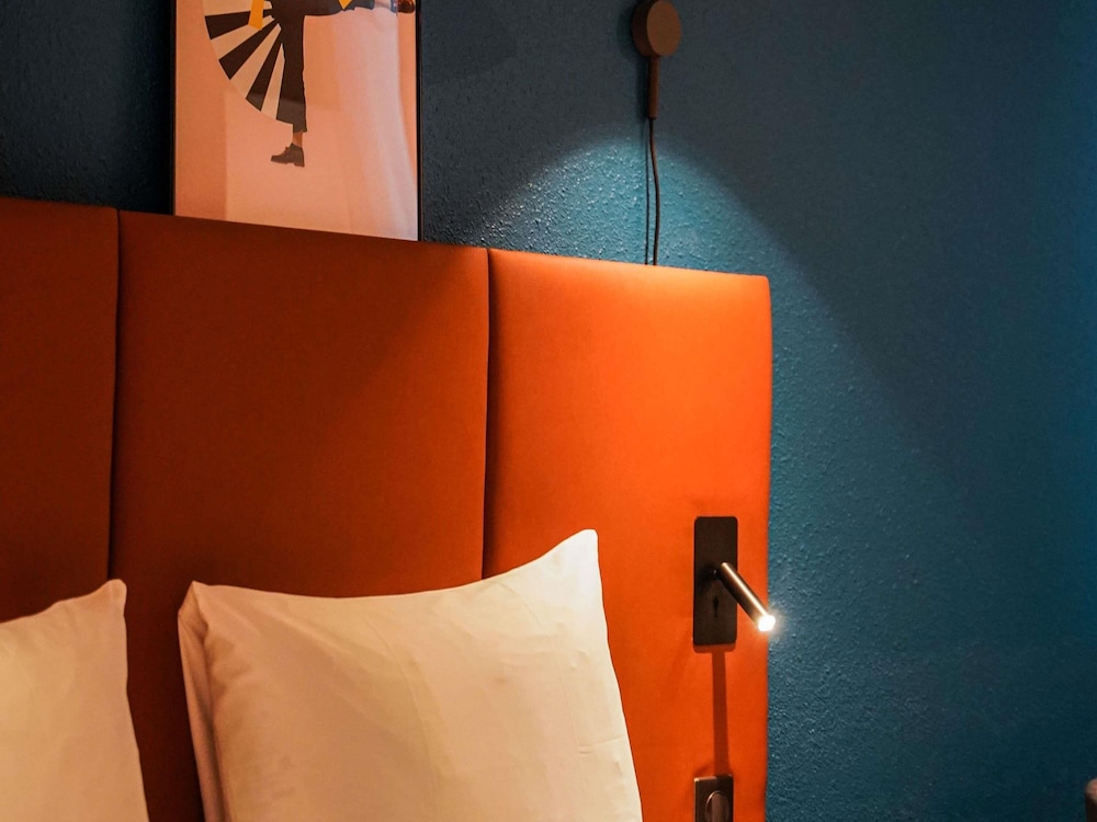 Habitación con una cama doble y sofá - cama doble del hotel Ibis Bayeux Port En Bessin. Foto 7