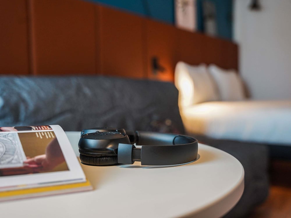 Habitación con una cama doble y sofá - cama doble del hotel Ibis Bayeux Port En Bessin. Foto 9