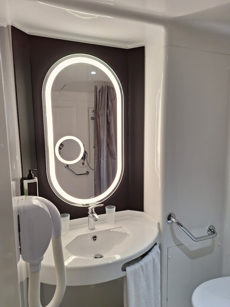 Habitación con una cama doble y sofá - cama doble del hotel Ibis Bayeux Port En Bessin. Foto 10