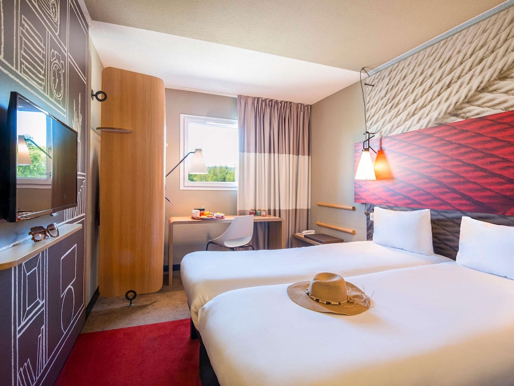 Habitación estándar con dos camas individuales del hotel Ibis Bordeaux Centre Bastide. Foto 3