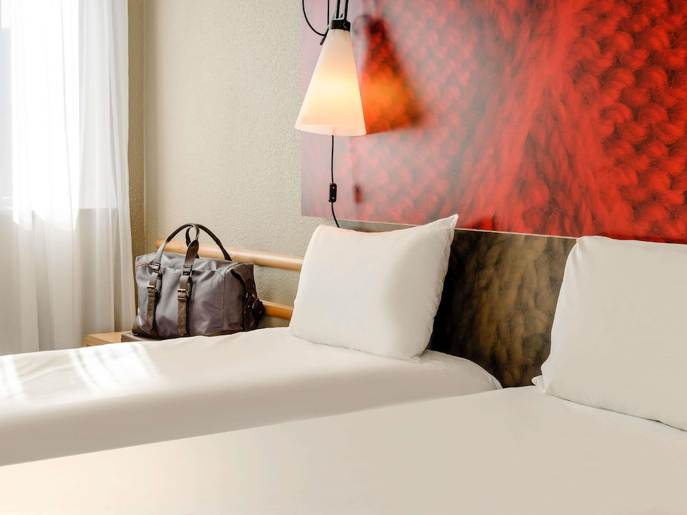 Habitación estándar con dos camas individuales del hotel Ibis Bordeaux Centre Bastide. Foto 4