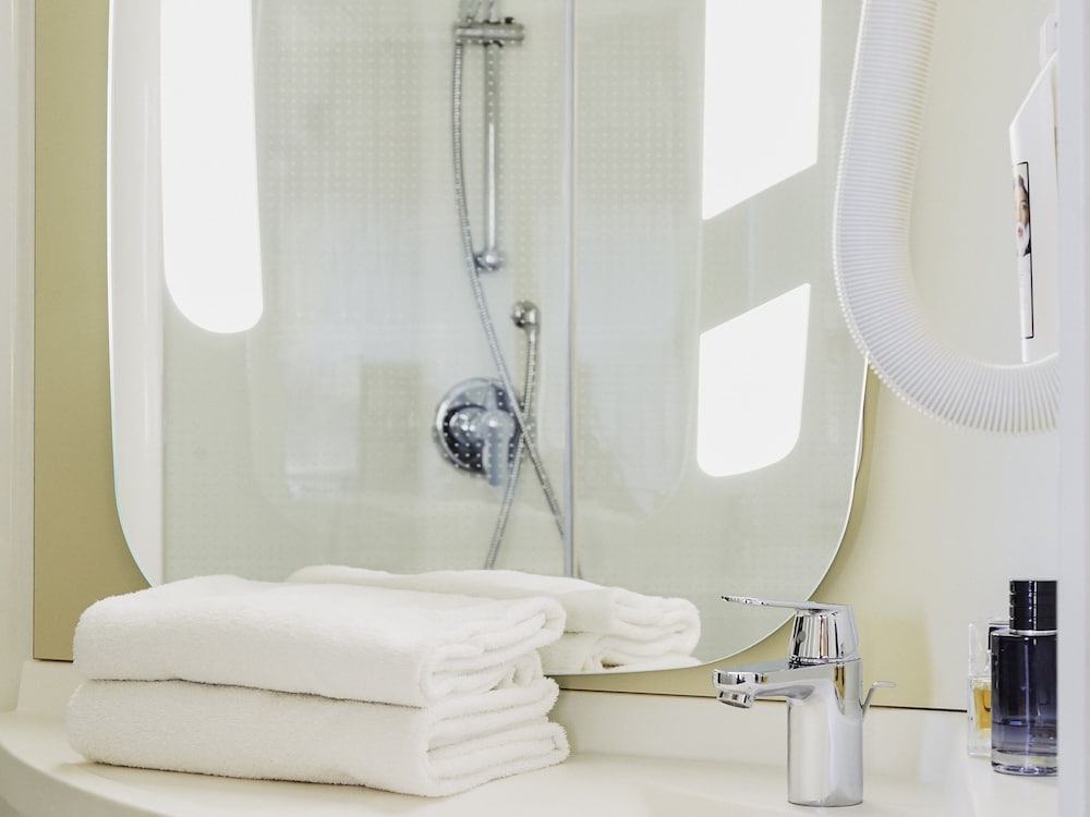 Habitación estándar con dos camas individuales del hotel Ibis Bordeaux Centre Bastide. Foto 5