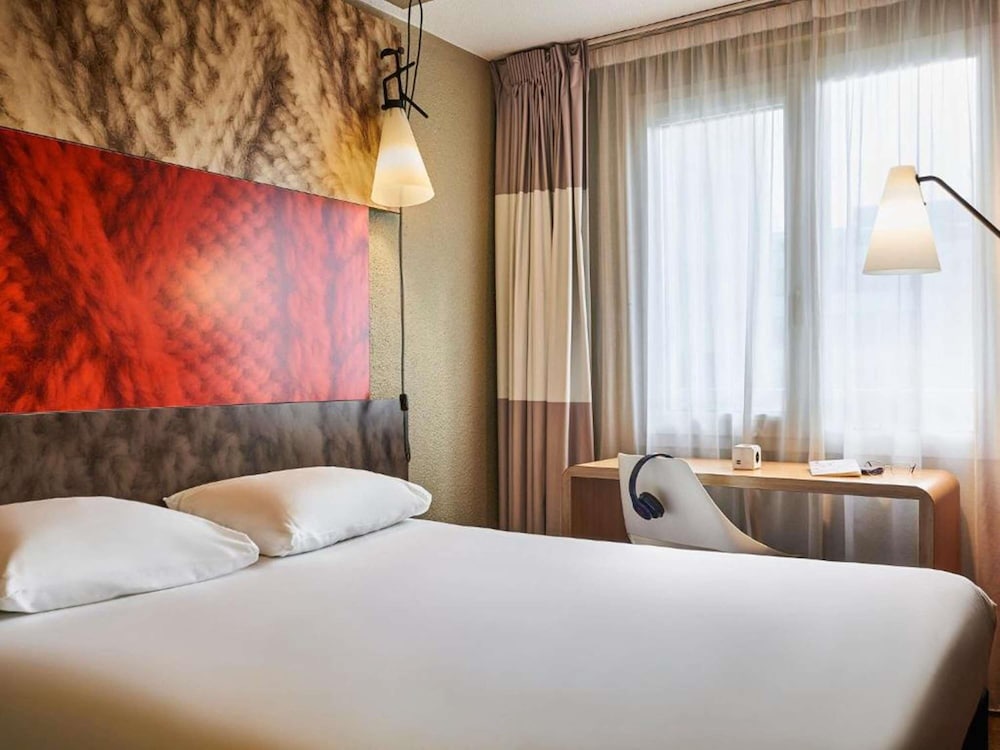 Habitación confort con cama doble del hotel Ibis Bordeaux Centre Bastide. Foto 1