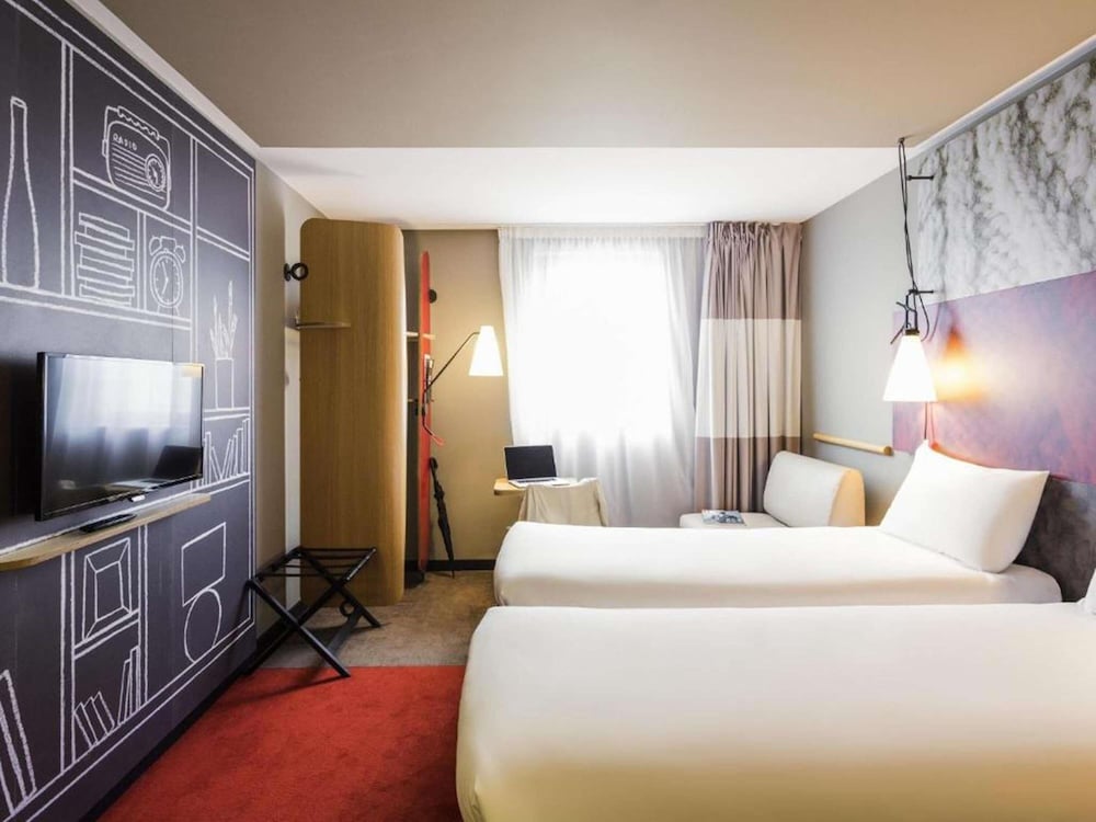 Habitación estándar con 2 camas individuales y un sofá del hotel Ibis Bordeaux Centre Bastide