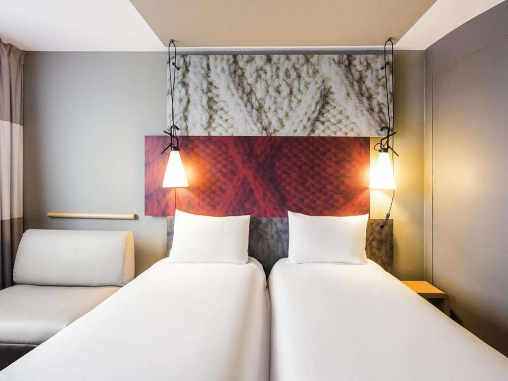 Habitación estándar con 2 camas individuales y un sofá del hotel Ibis Bordeaux Centre Bastide. Foto 3