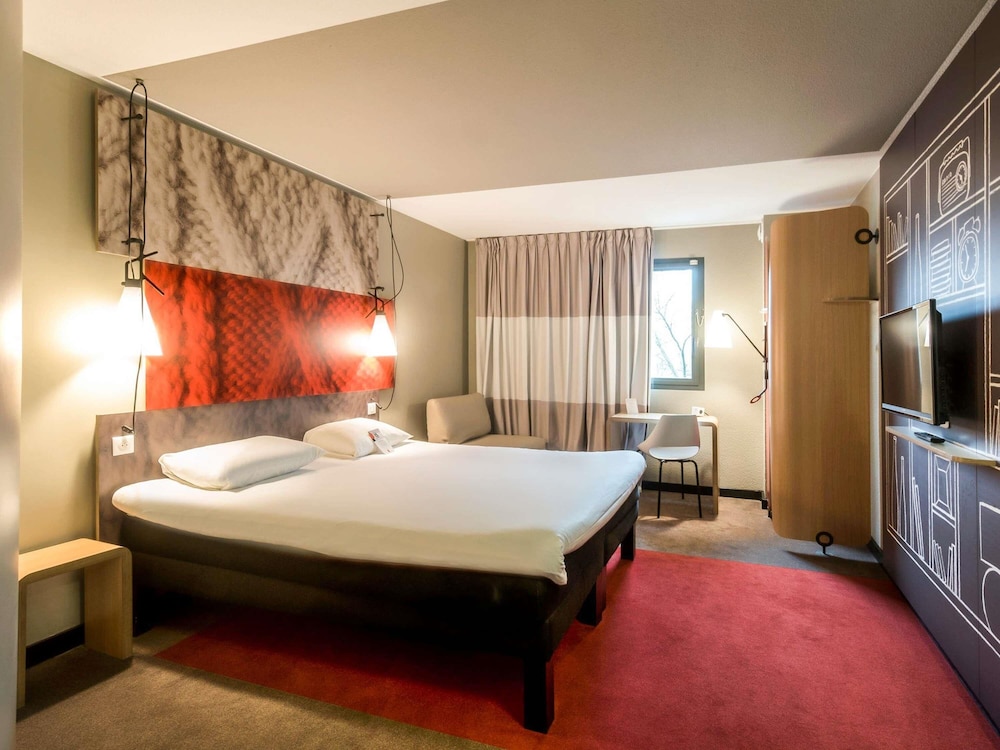Habitación con 1 cama doble y 1 sofá - cama del hotel Ibis Bordeaux Centre Bastide. Foto 1