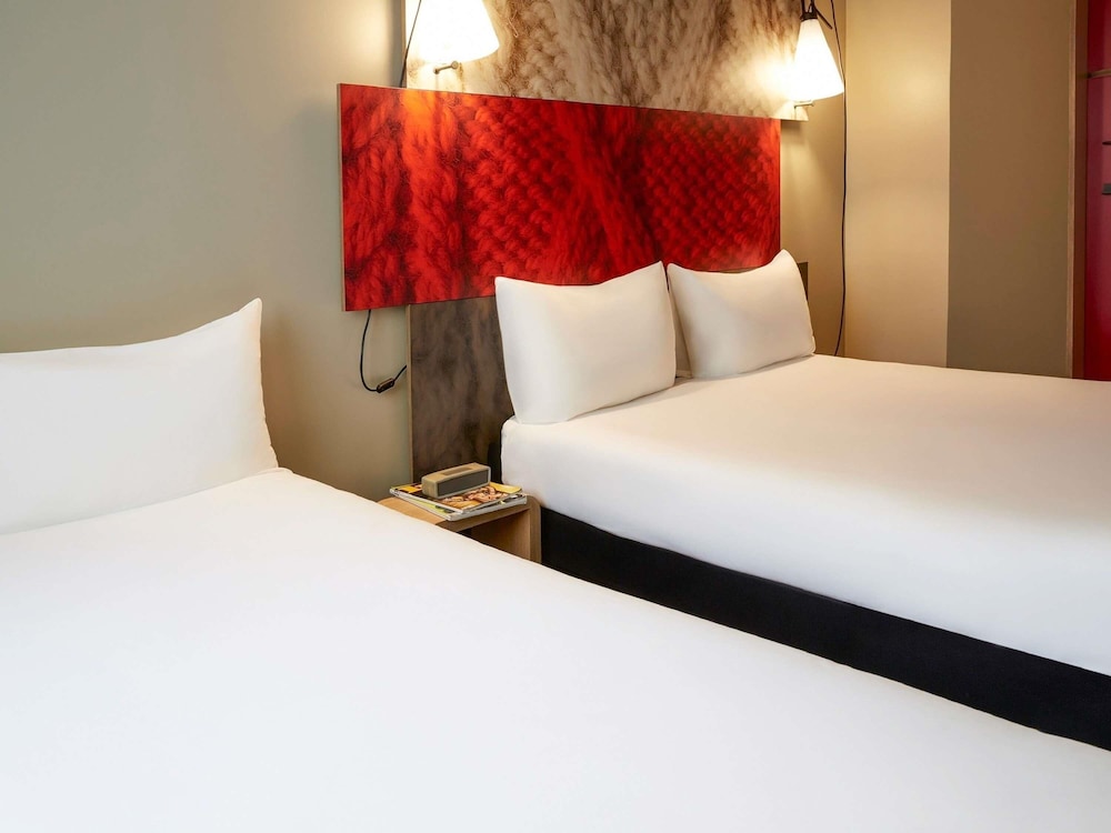 Habitación con 1 cama doble y 1 sofá - cama del hotel Ibis Bordeaux Centre Bastide. Foto 2