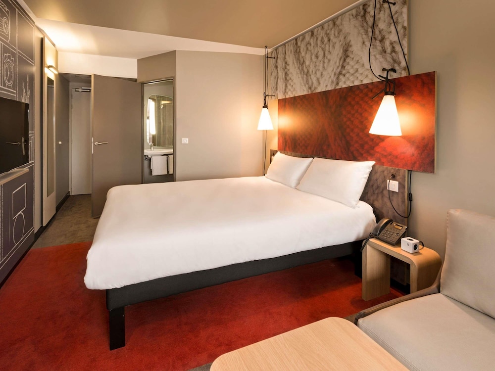Habitación con 1 cama doble y 1 sofá - cama del hotel Ibis Bordeaux Centre Bastide. Foto 3