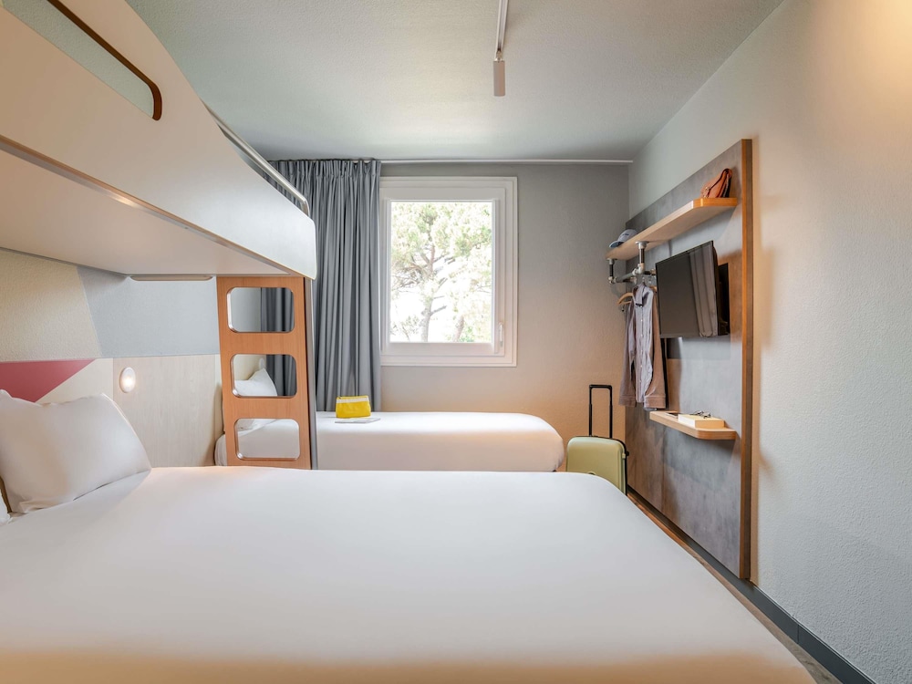 Habitación estándar, varias camas del hotel Ibis Budget Bordeaux Sud Villenave d'Ornon. Foto 1