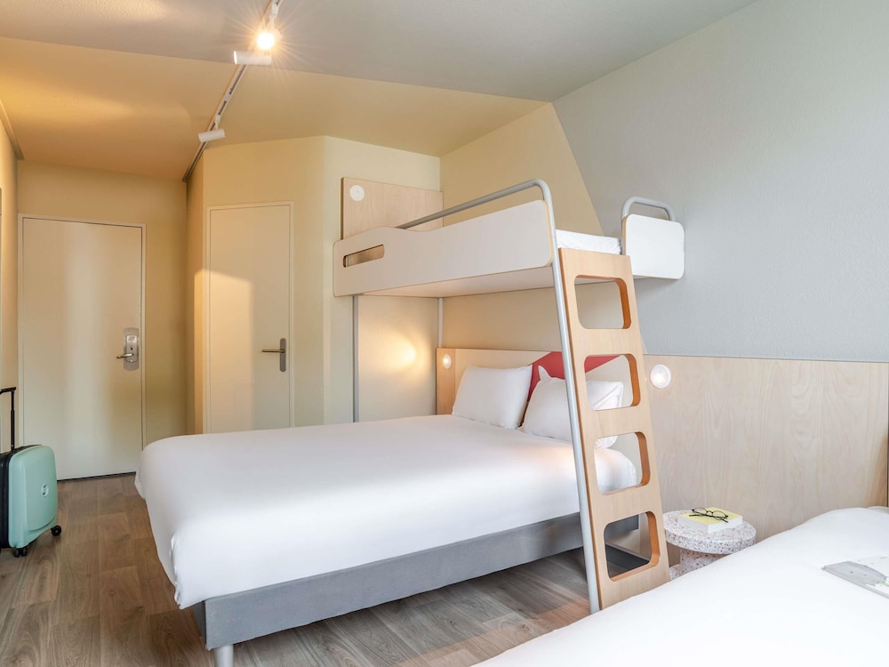 Habitación estándar, varias camas del hotel Ibis Budget Bordeaux Sud Villenave d'Ornon. Foto 2