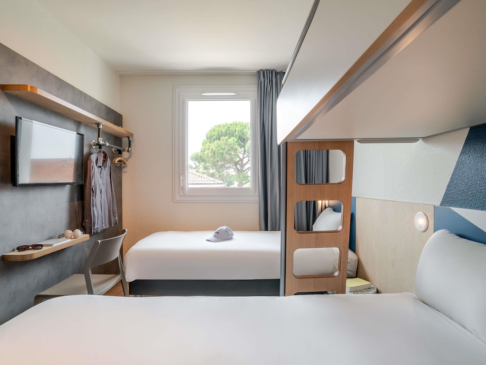 Habitación estándar, varias camas del hotel Ibis Budget Bordeaux Sud Villenave d'Ornon. Foto 3