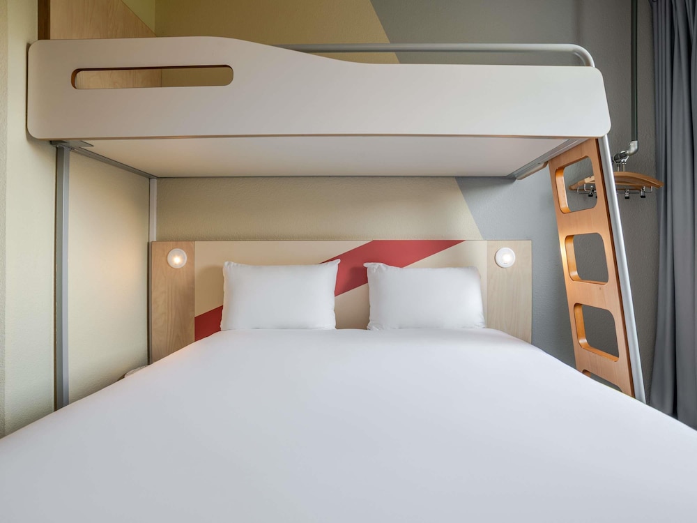 Habitación triple 1 Cama Individual 1 Cama doble del hotel Ibis Budget Bordeaux Sud Villenave d'Ornon. Foto 5