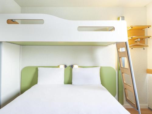 Habitación Triple Estándar del hotel Ibis Budget Paris Porte de Bercy. Foto 1