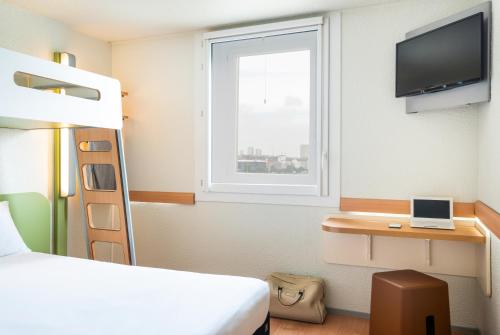 Habitación Triple Estándar del hotel Ibis Budget Paris Porte de Bercy. Foto 5