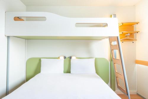 Habitación con cama grande del hotel Ibis Budget Paris Porte de Bercy. Foto 2