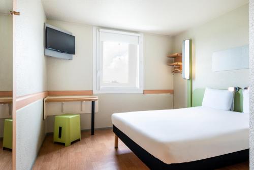 Habitación con cama grande del hotel Ibis Budget Paris Porte de Bercy. Foto 4