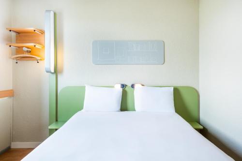 Habitación con cama grande del hotel Ibis Budget Paris Porte de Bercy. Foto 5