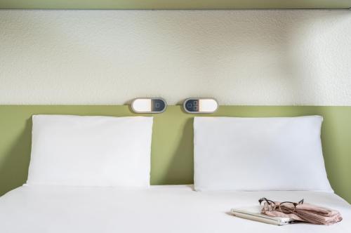 Habitación con cama grande del hotel Ibis Budget Paris Porte de Bercy. Foto 6