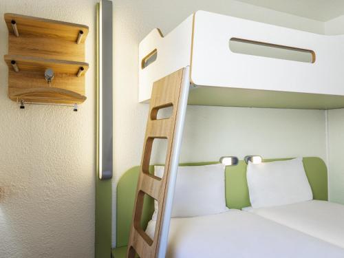 Habitación Triple Básica del hotel Ibis Budget Paris Porte de Bercy. Foto 1