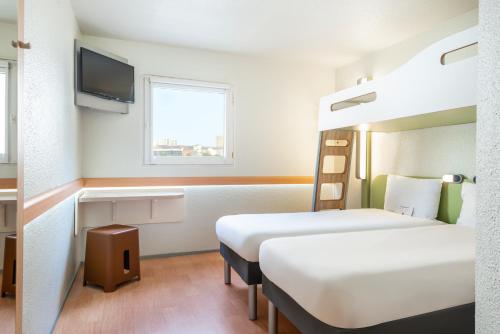 Habitación Triple Básica del hotel Ibis Budget Paris Porte de Bercy. Foto 4