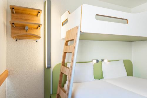 Habitación Triple Básica del hotel Ibis Budget Paris Porte de Bercy. Foto 6