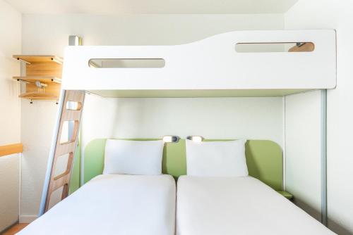 Habitación Triple Básica del hotel Ibis Budget Paris Porte de Bercy. Foto 8
