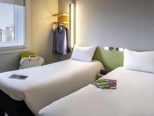 Habitación Doble Estándar - 2 camas del hotel Ibis Budget Paris Porte de Bercy. Foto 1