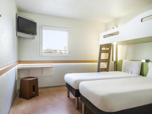 Habitación Triple Básica del hotel Ibis Budget Paris Porte de Bercy. Foto 9