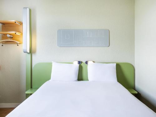 Habitación con cama grande del hotel Ibis Budget Paris Porte de Bercy. Foto 7