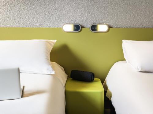 Habitación Doble Estándar - 2 camas del hotel Ibis Budget Paris Porte de Bercy. Foto 4
