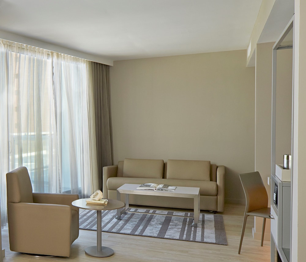 Habitación, 1 cama de matrimonio grande, balcón, vistas al mar del hotel Ac By Marriott Miami Beach. Foto 4