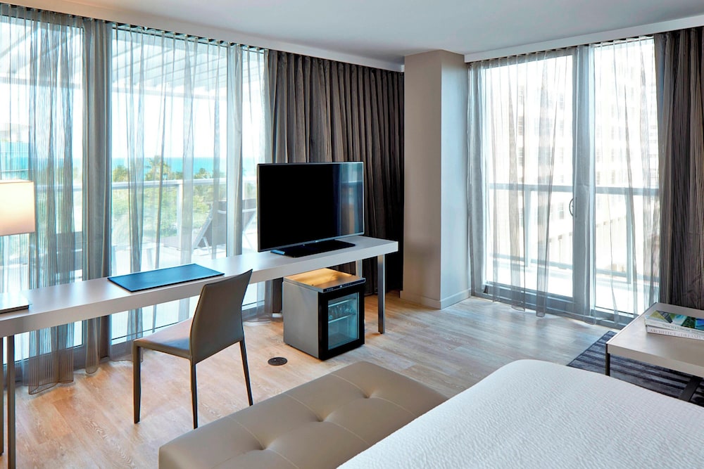 Suite, 1 cama de matrimonio grande, balcón, vistas al mar del hotel Ac By Marriott Miami Beach. Foto 8