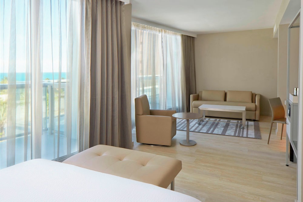Suite, 2 camas de matrimonio, balcón, vistas al mar del hotel Ac By Marriott Miami Beach. Foto 5