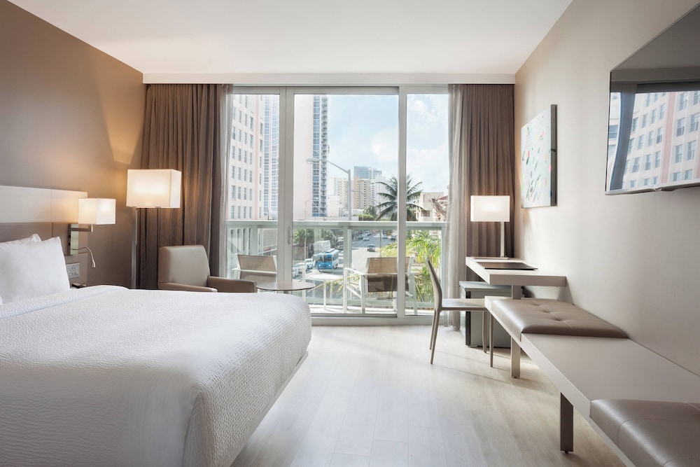 Habitación Deluxe, 1 cama de matrimonio grande, balcón del hotel Ac By Marriott Miami Beach
