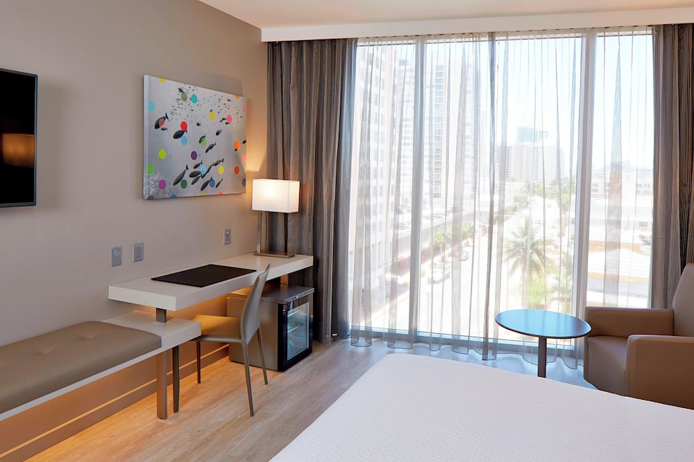 Habitación estándar, 1 cama de matrimonio grande (Hearing Accessible) del hotel Ac By Marriott Miami Beach. Foto 2