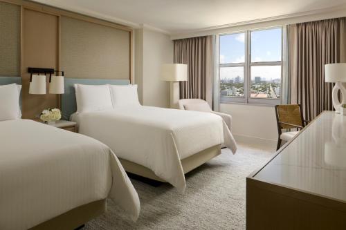 Habitación Doble con vistas al perfil urbano del hotel Loews Miami Beach. Foto 4