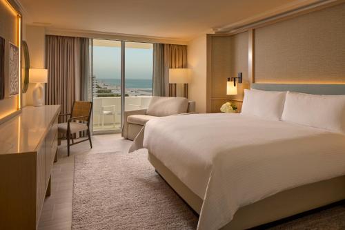 Alojamiento con balcón y vistas al océano - 1 cama extragrande del hotel Loews Miami Beach. Foto 2