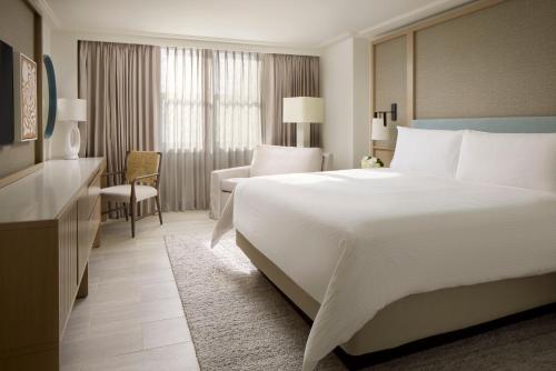 Habitación con cama extragrande y vistas a la ciudad del hotel Loews Miami Beach. Foto 4