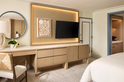 Habitación con cama extragrande y vistas al perfil urbano - Adaptada para personas de movilidad reducida del hotel Loews Miami Beach