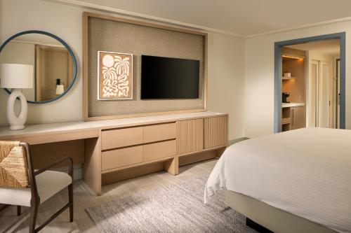 Habitación con cama extragrande y bañera adaptada para personas con movilidad reducida y discapacidad auditiva del hotel Loews Miami Beach. Foto 1