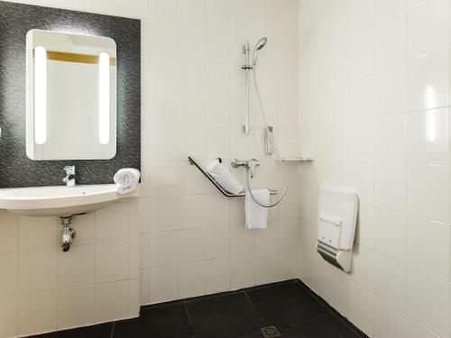 Habitación Estándar - 2 camas individuales del hotel Ibis Paris Issy Les Moulineaux Val De Seine. Foto 4